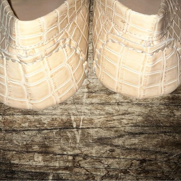 Truffles cream colored faux croc style slip on loafers! Ntn - Picture 9 of 10